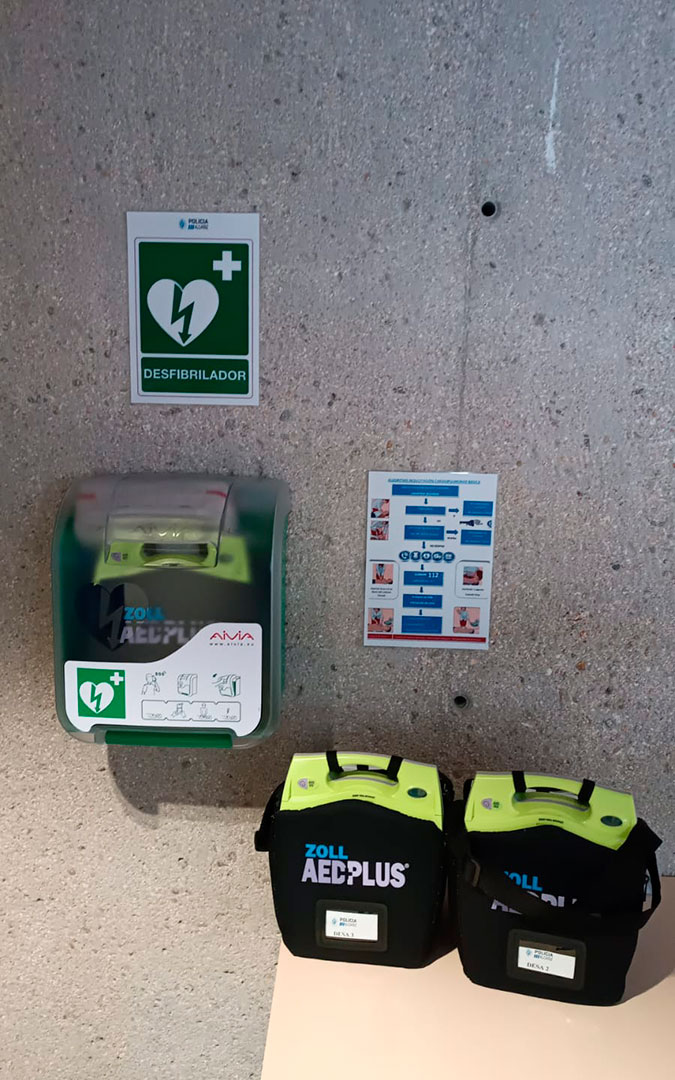 Material como desfibriladores. / Policía Local de Alcañiz