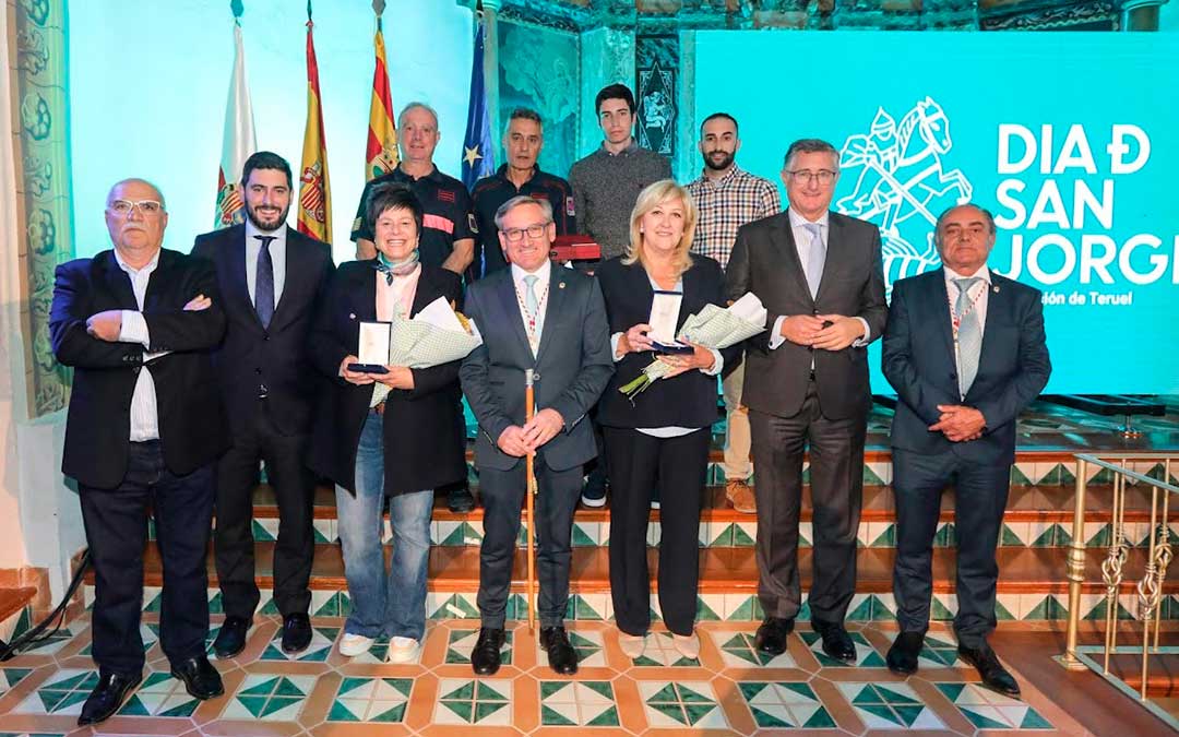 Foto de familia de premiados y autoridades en la gala de San Jorge de la Diputación de Teruel / DPT