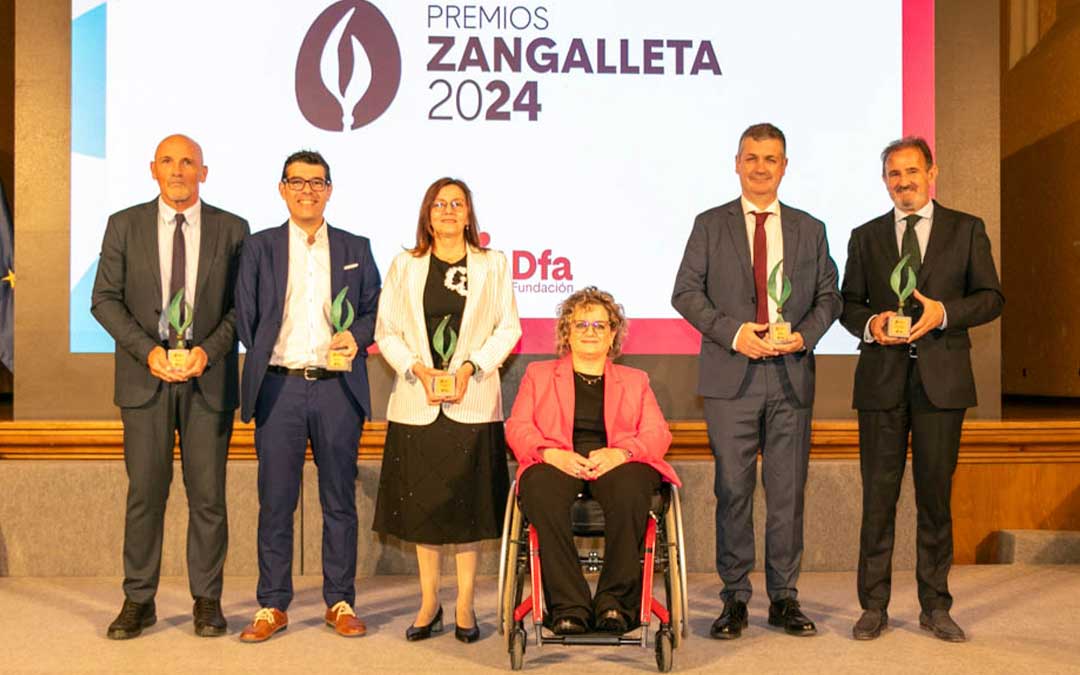 El presidente de Asadicc, José Manuel Jariod, y la alcaldesa Ana Jarque (segundo y tercera por la izquierda)./ Fundación DFA