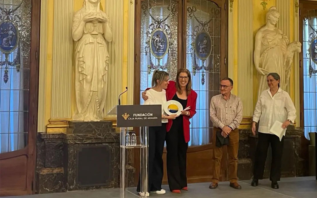 La coordinadora del proyecto 'Gigantes con zancos', Silvia Blasco, y la directora del colegio, Lola Oriol, fueron quienes se subieron al escenario a recoger el galardón./ CPEE Gloria Fuertes