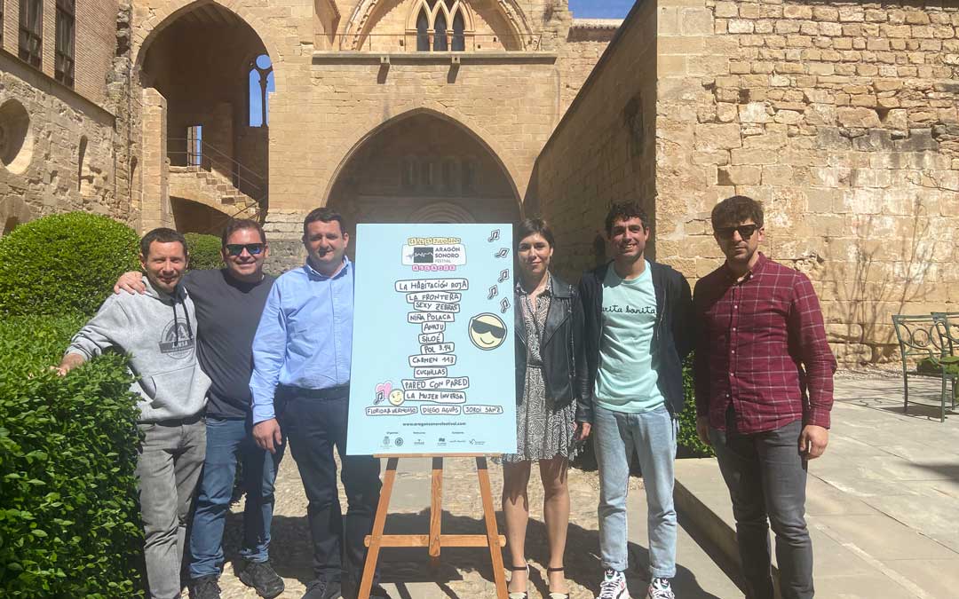 Presentación este jueves del Festival Aragón Sonoro, en la imagen parte del ayuntamiento, técnicos y promotores de festival. / A.Z