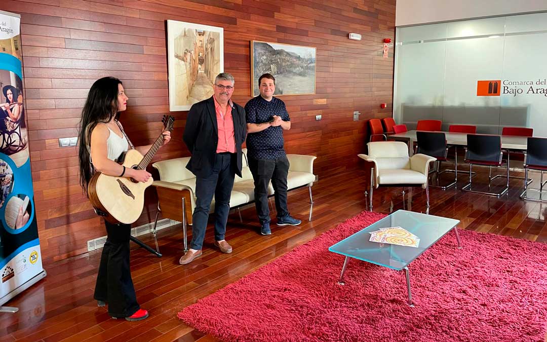 El presidente, José Miguel Celma y el consejero de Cultura, Ricardo Moreno, junto a Isabel Marco en la presentación./ CO BAJO ARAGÓN