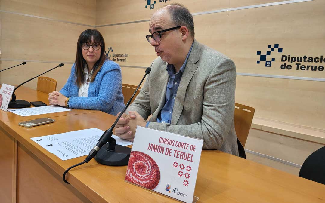 Marta Sancho, diputada delegada de Turismo y Ricardo Mosteo, presidente del CRDO Jamón de Teruel, durante la presentación./ DPT