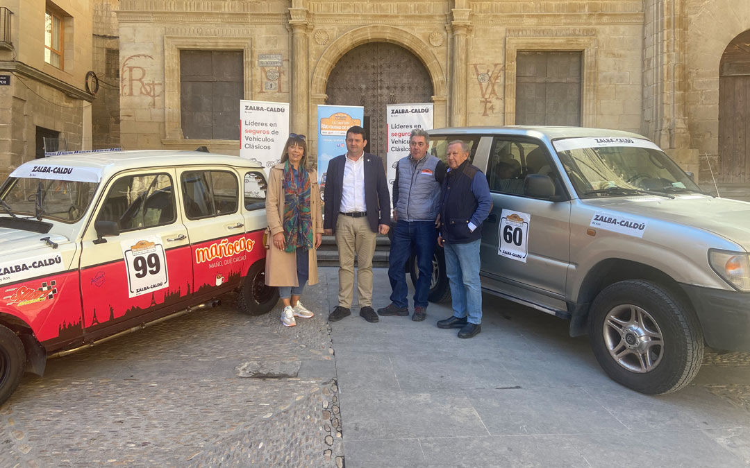 Presentación este martes del I Raid Autoclassic Ciudad de Alcañiz en la plaza España de Alcañiz. / A.Z