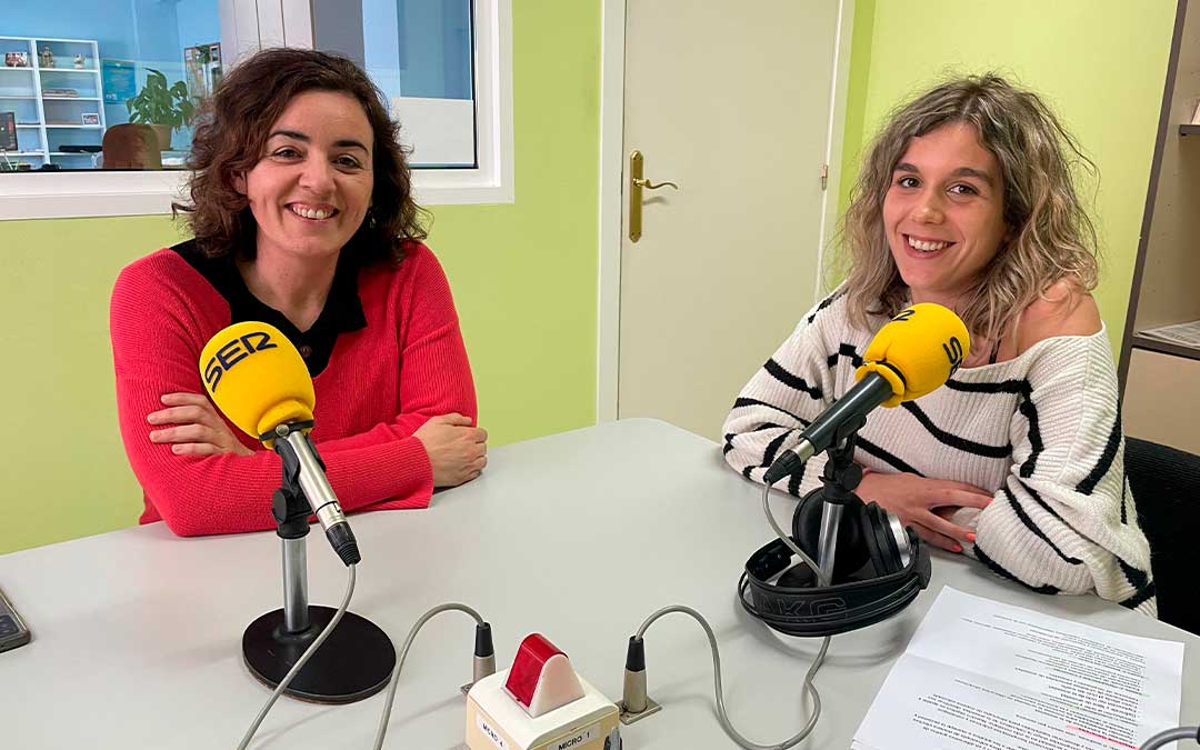 Elisa Rebled e Iris Galdón en Radio Caspe./ S.F.