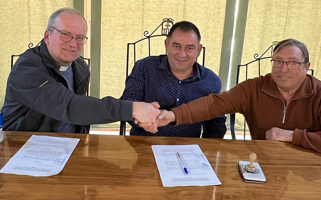 La firma del convenio tuvo lugar el sábado en el Ayuntamiento de Ráfales./ L.C.