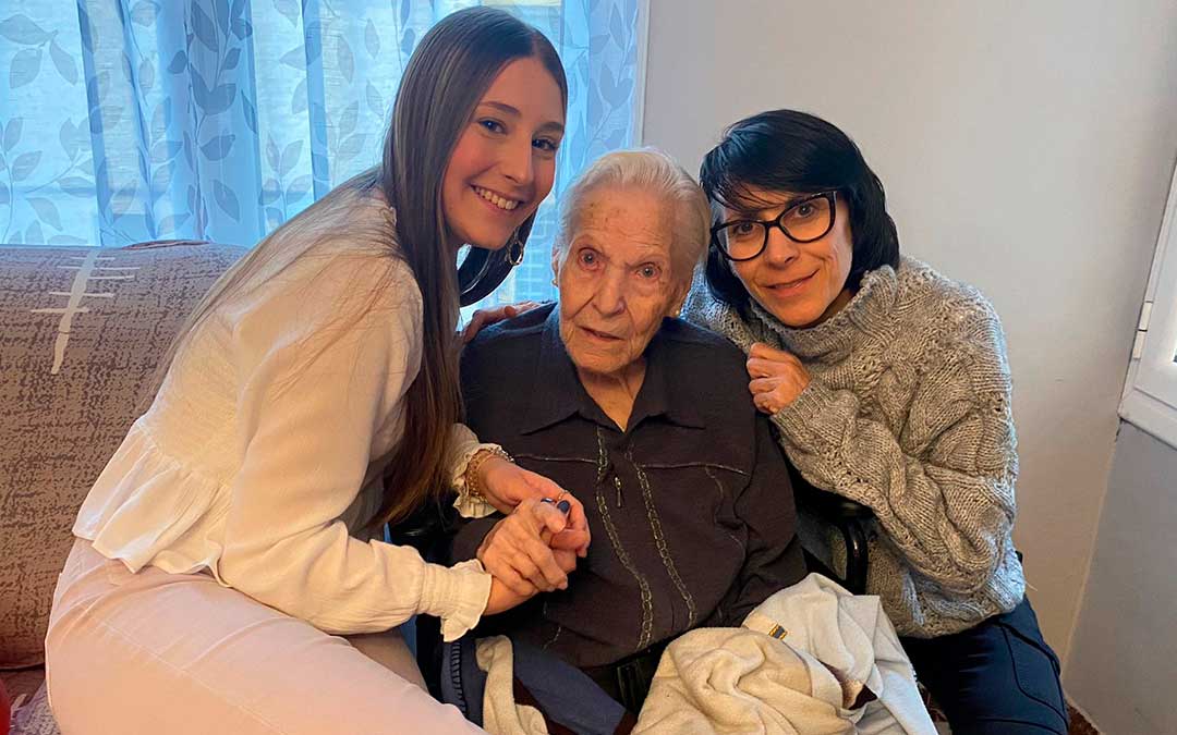 Ramona Lacasa junto a su nieta Elisa Aguilar y su bisnieta Alexia Aguilar./ Elisa Aguilar