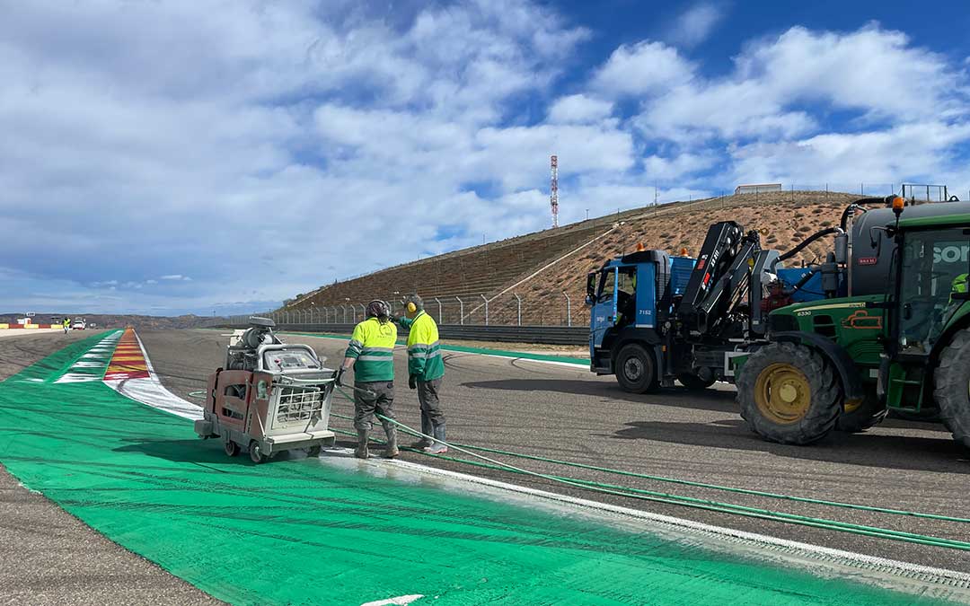 El reasfaltado de Motorland Aragón ha arrancado este lunes 1 de abril. / María Celiméndiz