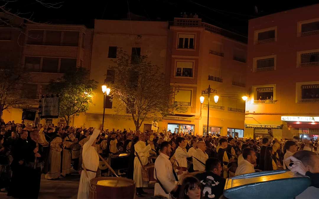 Cerca de 500 cofrades rompieron la Hora en Caspe./ Ana Jarque