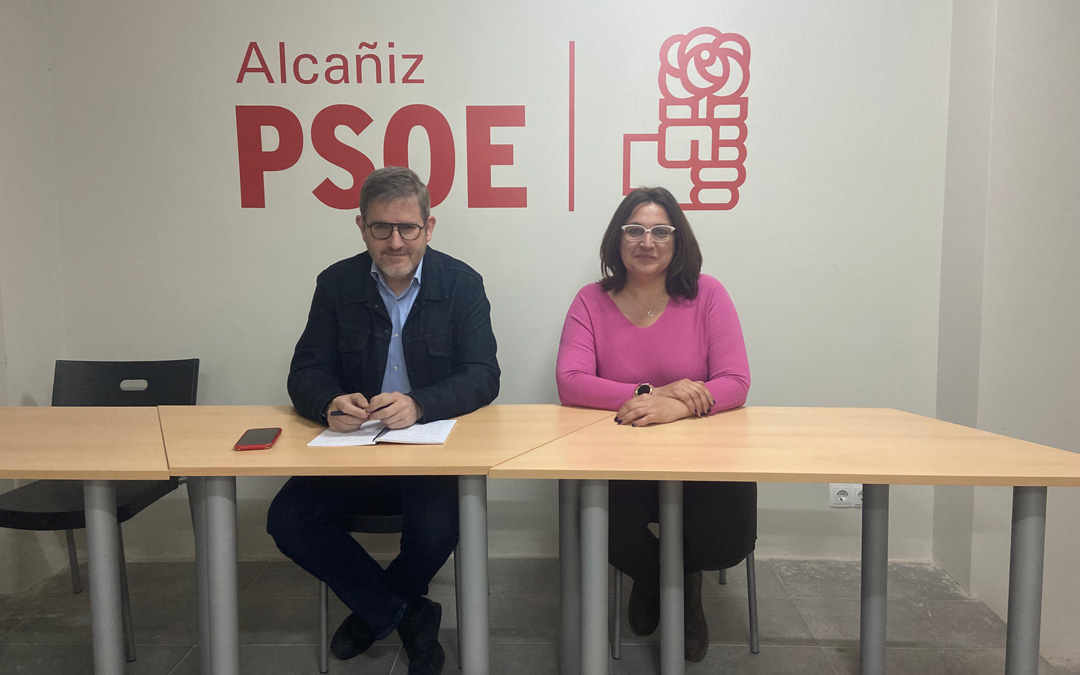 El portavoz socialista de Educación de las Cortes de Aragón y portavoz del PSOE en Alcañiz, Ignacio Urquizu junto a Belén Andreu concejal del PSOE este miércoles en una rueda de prensa. / A.Z