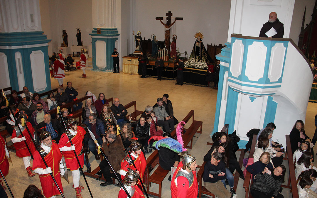 Falo, observa desde el púlpito de Predicador la entrada de los alabarderos a la iglesia, este año desde la sacristía por la lluvia./ B. Severino