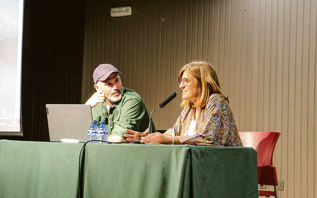 Xavier Aldekoa junto a la bibliotecaria Maite Pérez./ Beatriz Severino
