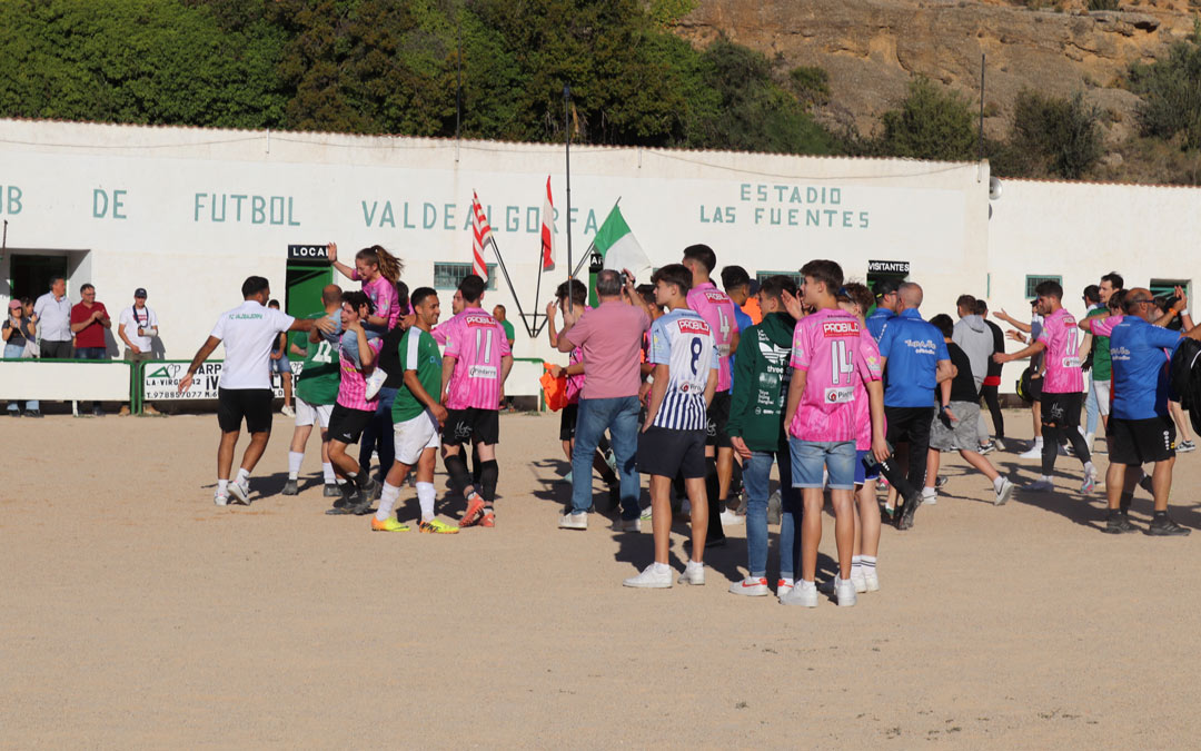 Celebración de los jugadores y afición del Sportin Alcañiz. /N.A.