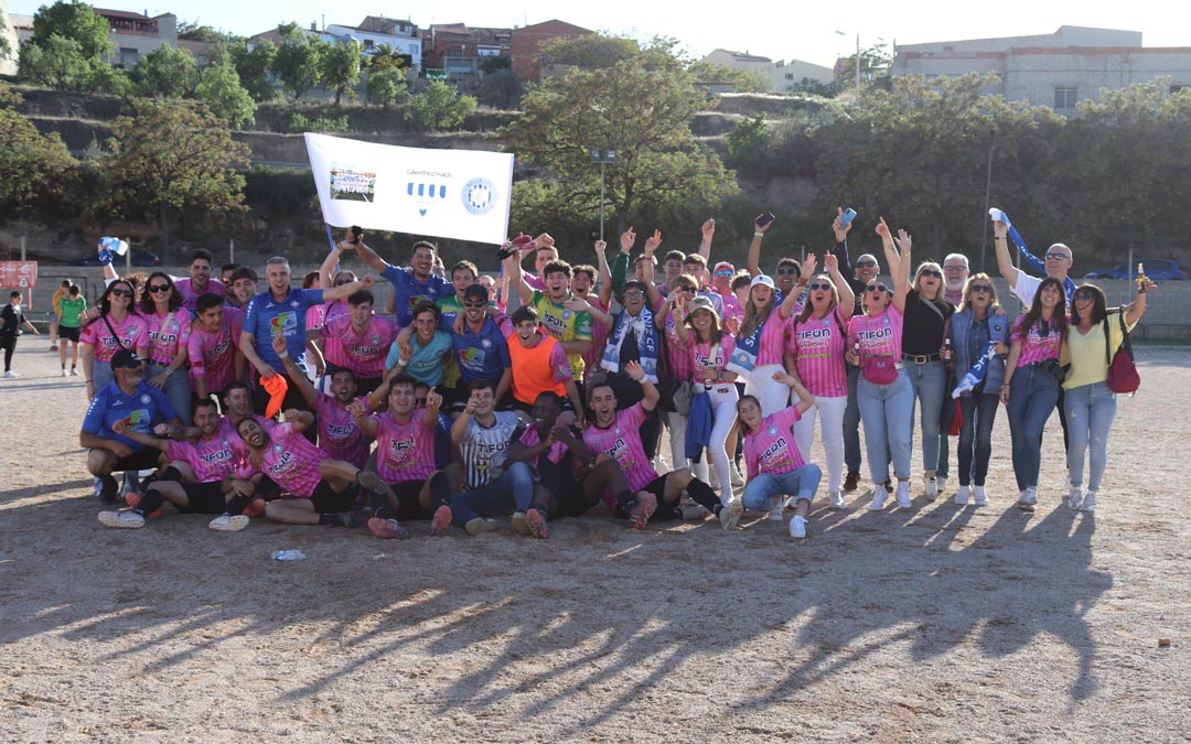 Celebración de los jugadores y afición del Sportin Alcañiz. /N.A.