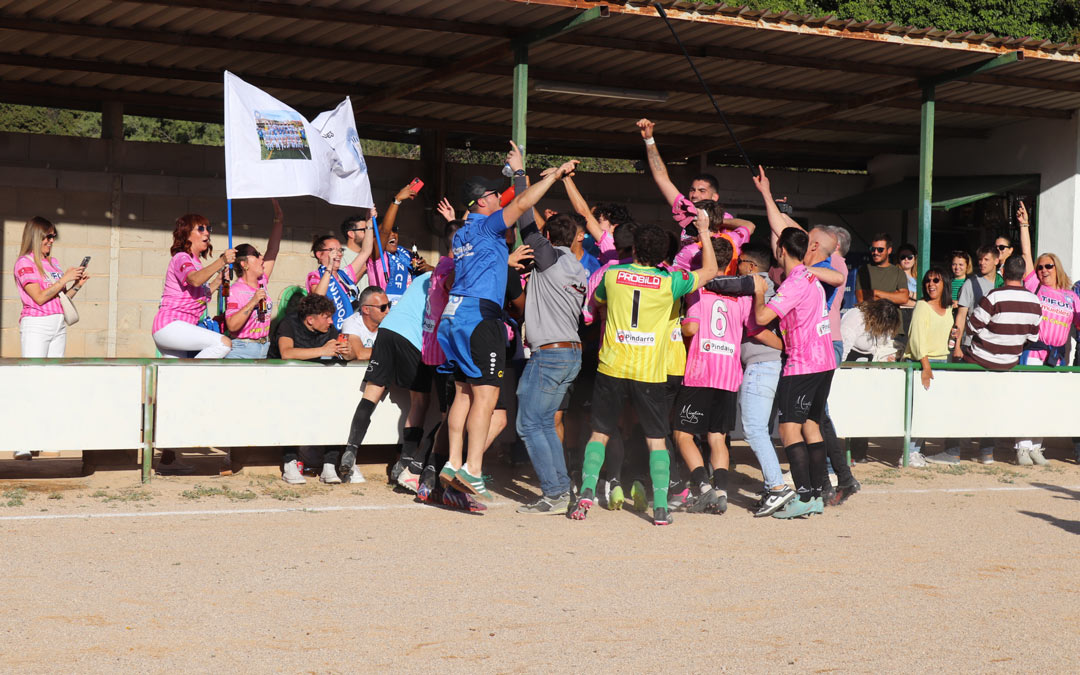 Celebración de los jugadores y afición del Sportin Alcañiz. /N.A.