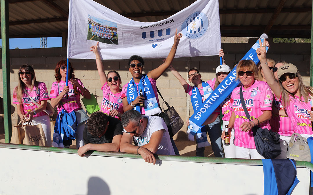 Celebración de los jugadores y afición del Sportin Alcañiz. /N.A.
