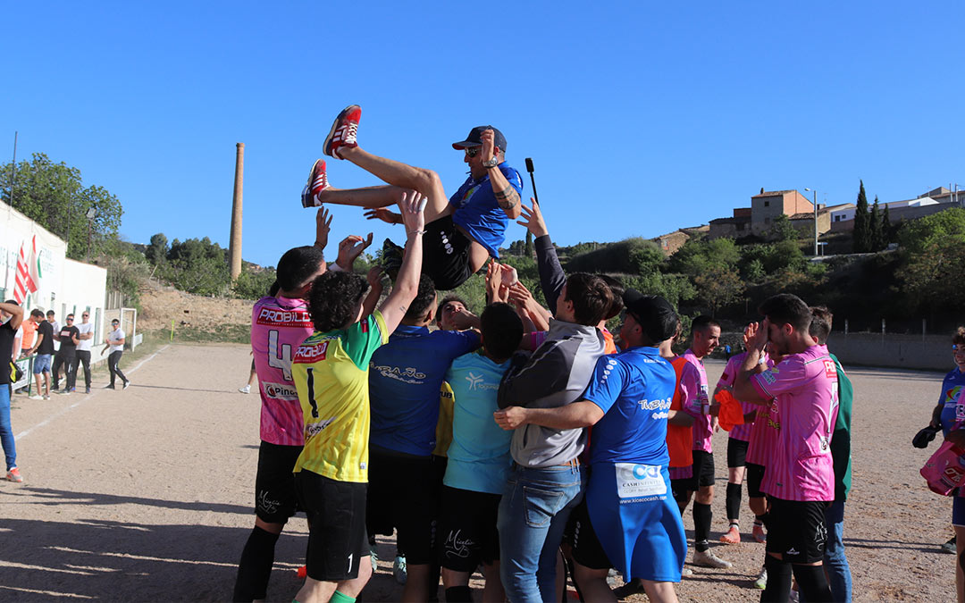 Celebración de los jugadores y afición del Sportin Alcañiz. /N.A.