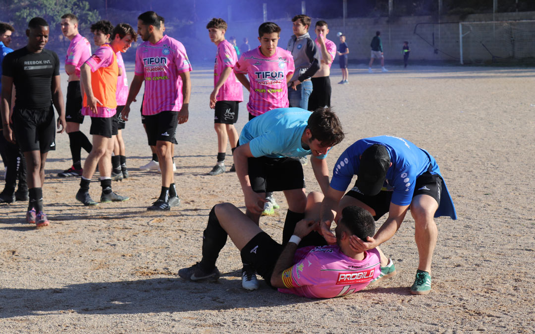 Celebración de los jugadores y afición del Sportin Alcañiz. /N.A.