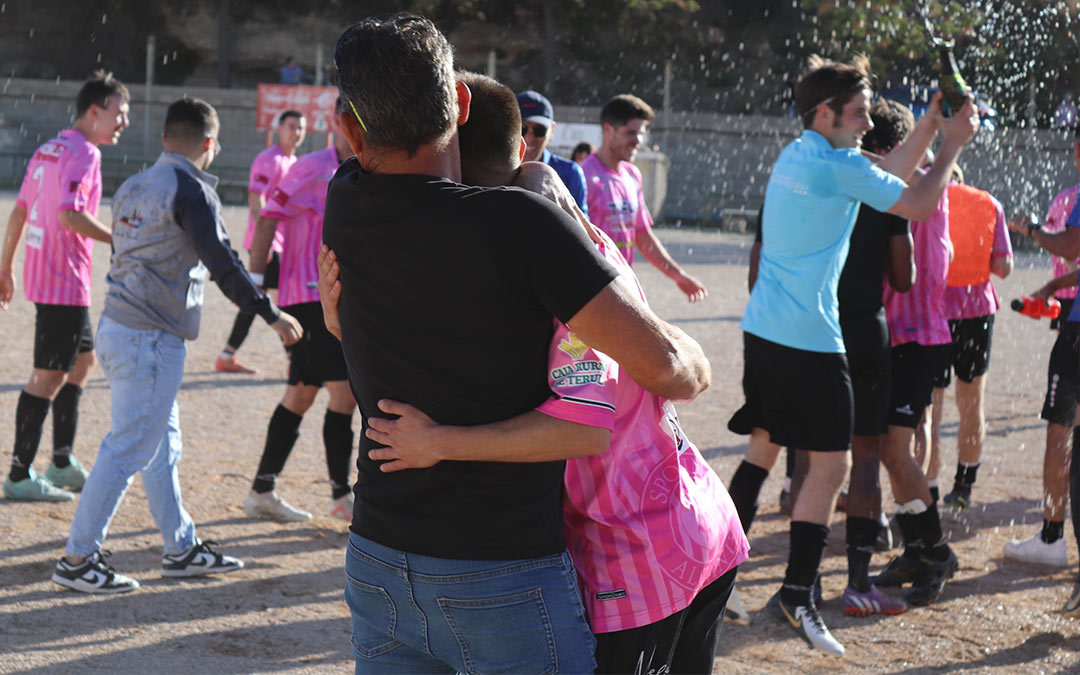 Celebración de los jugadores y afición del Sportin Alcañiz. /N.A.