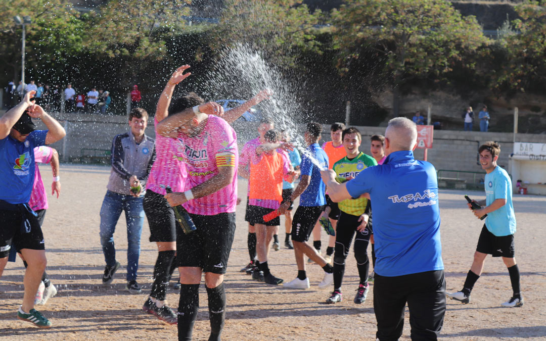 Celebración de los jugadores y afición del Sportin Alcañiz. /N.A.