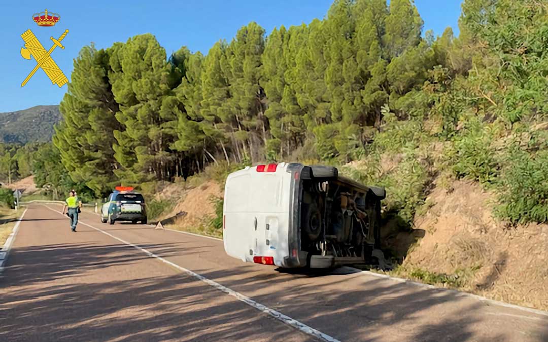 Imagen del vehículo fuera de la vía en el termino municipal de Torrevelilla./Guardia Civil