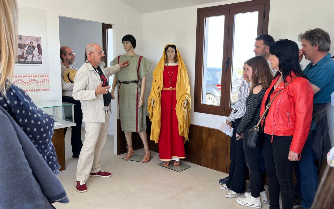 El centro expone vestimenta de la época./ C.O.
