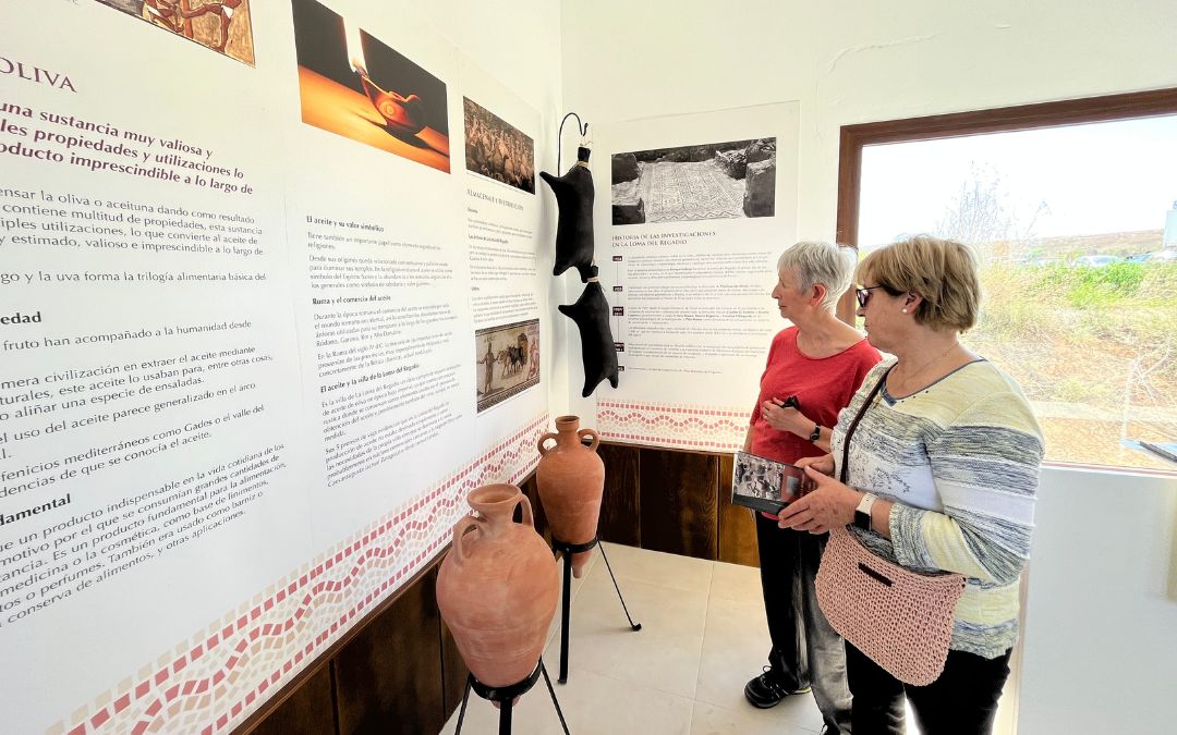 Vecinas este sábado durante la inauguración del centro de visitantes situado junto al yacimiento./ C.O.