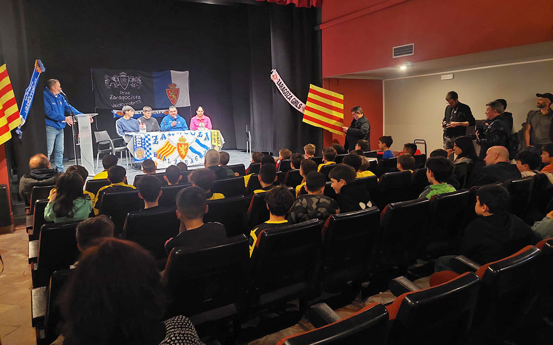 Decenas de personas arroparon a la Peña y jugadores durante el acto./ J.L.
