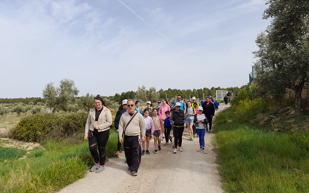 La marcha senderista tuvo lugar en el entorno de la ermita de Los Santos./ Atadi.