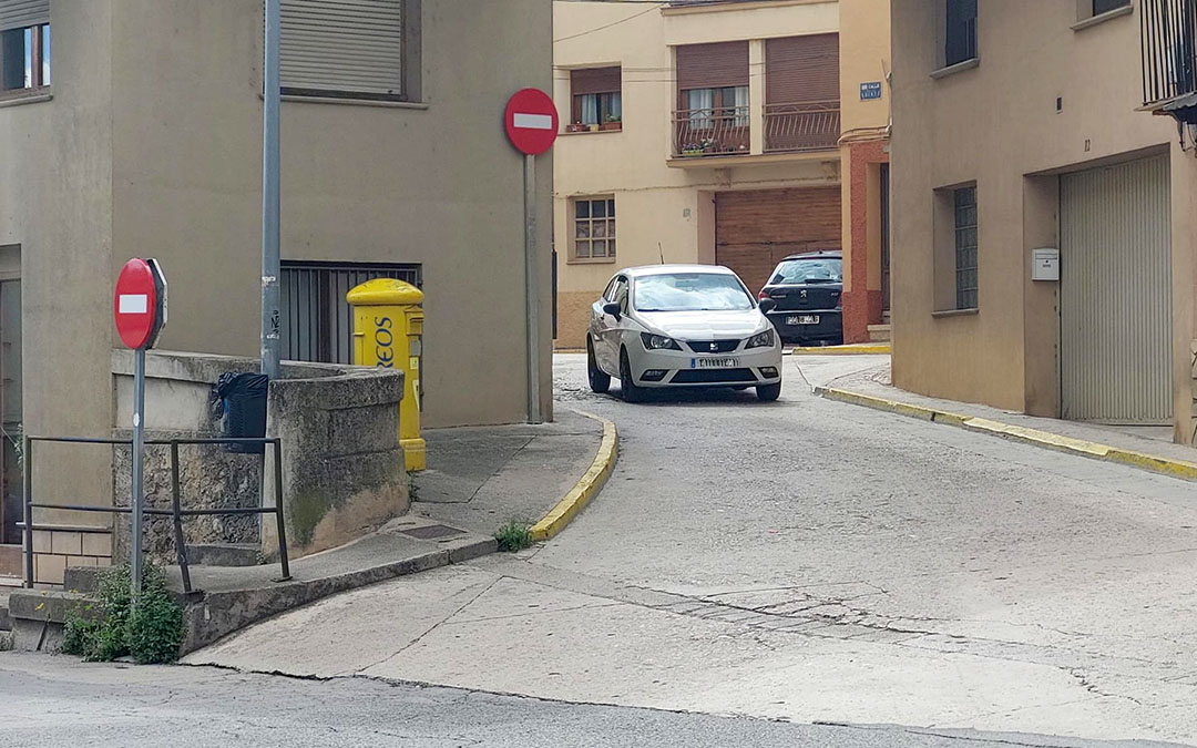Nuevas señales de dirección prohibida instaladas en la calle San Cristóbal en su cruce con Avenida Cortes de Aragón./ J.L.