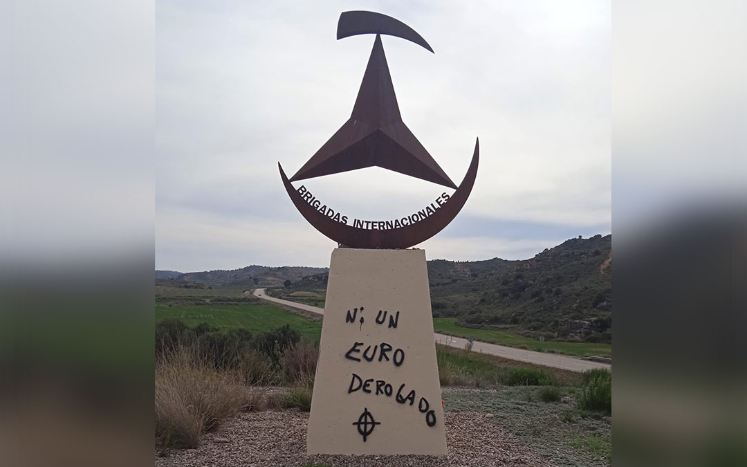 Imagen de una de las pintadas en el monolitos de las Brigadas Internaciones./ CHA Caspe
