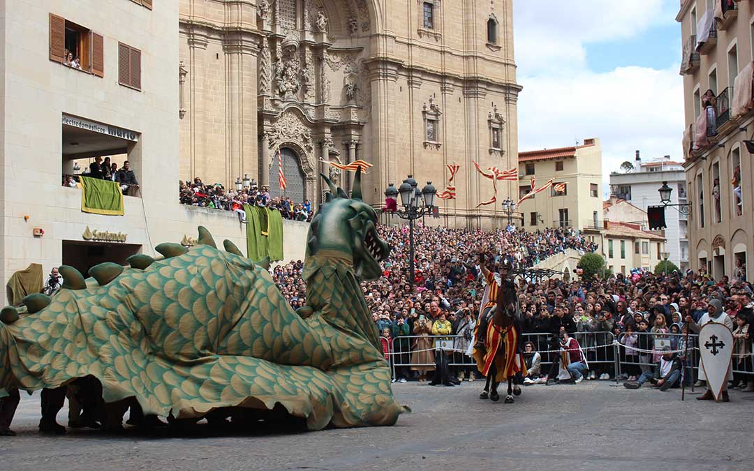 Imagen de archivo del instante en el que Ángel Alcaraz venció al dragón con un ramillete de flores en 2024. / L. Castel
