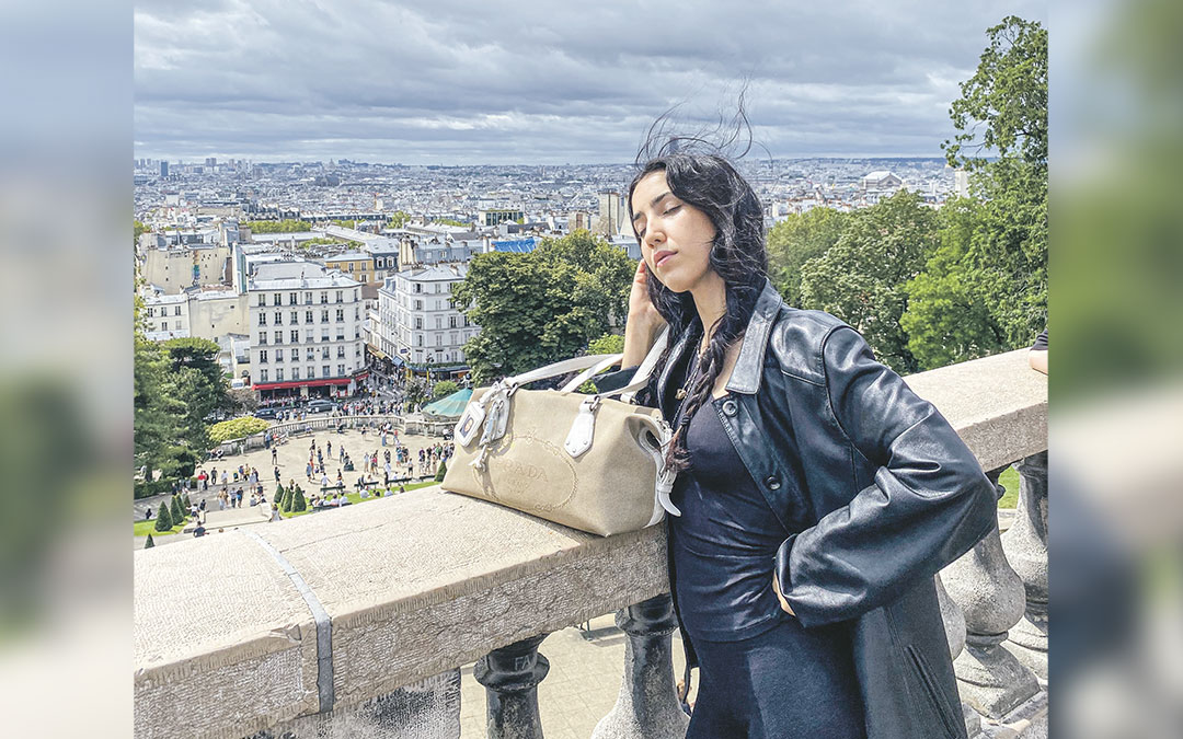 Violeta, con París al fondo, creció en Alcañiz en una peña artística y especialmente musical. Unió a su amigo Antonio Clavería con Carlos Salado en Uña y Carne antes de irse un año a Islandia. Y, tanto ella como Clavería han aprendido de Juan Cazcarra. / Archivo personal