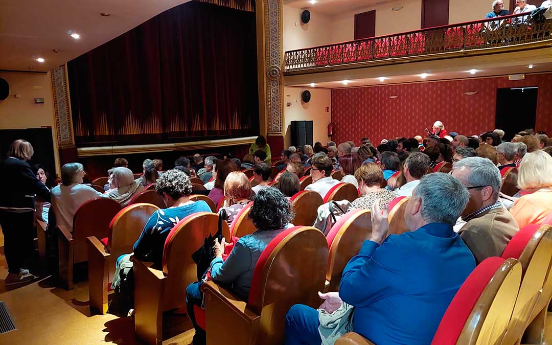 Instantes previos al inicio de la obra con el teatro prácticamente lleno./ J.L.