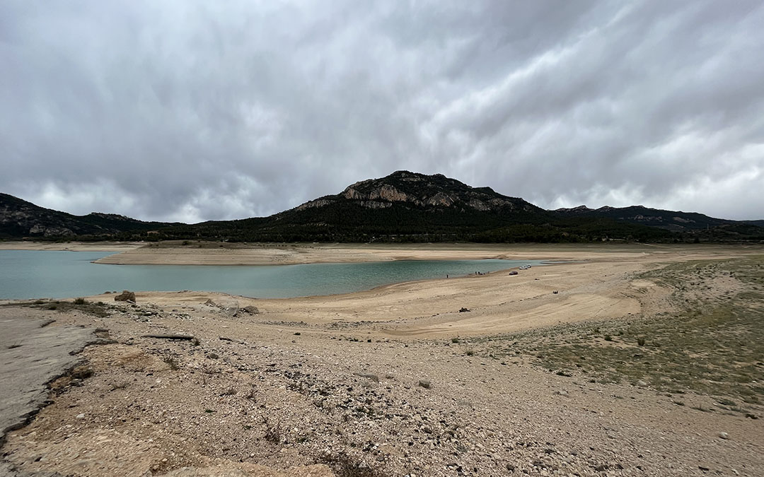 Los efectos de la sequía a su paso por el embalse de Calanda./ C.O.