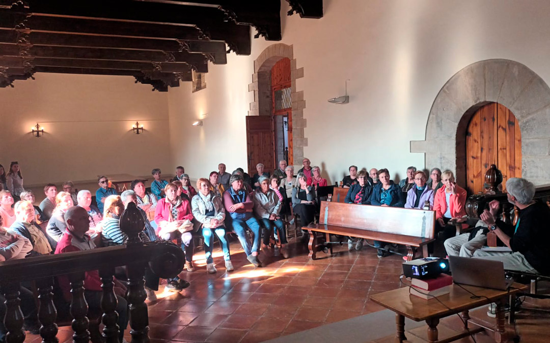 El salón de actos del Ayuntamiento de Cantavieja acogió la segunda presentación del ciclo. /L.C.