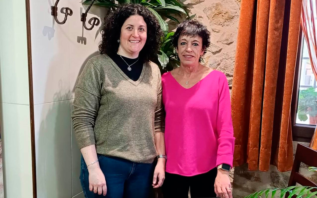 Sara Balfagón (izq.) toma las riendas de Pili Balfagón (dcha.) al mando de Maestrazgo Asociación Turística. /LA COMARCA