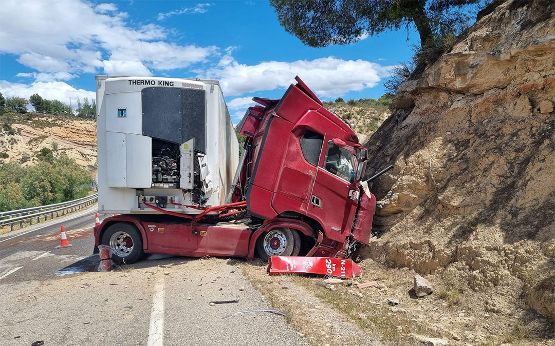 El camión accidentado en la N-211 habría invadido el carril contrario y chocado contra un talud de tierra./ Guardia Civil de Zaragoza