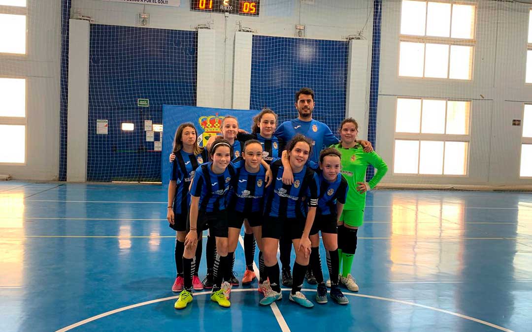 Equipo infantil femenino del Albalate F.S. junto a su entrenador, Dani Bernad./ D.B.