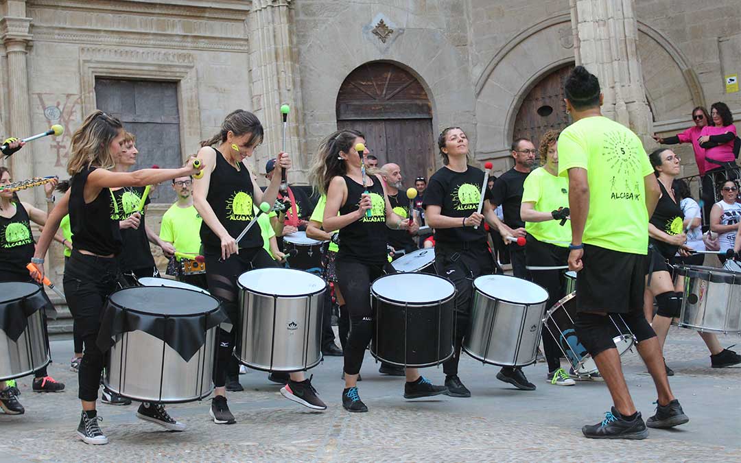 Actuación de las batucadas en la plaza de España de Alcañiz. / Eduard Peralta