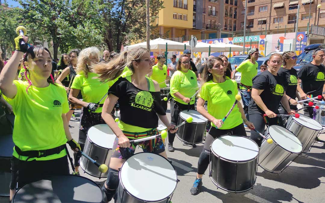 Desfile de las batucadas por la Avenida Aragón de Alcañiz. / Alberto Gracia