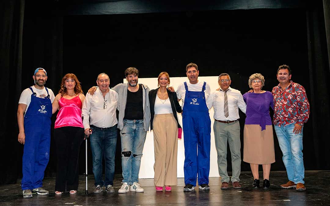 Foto final de los actores e integrantes de 'El Tambor'./ L.C.