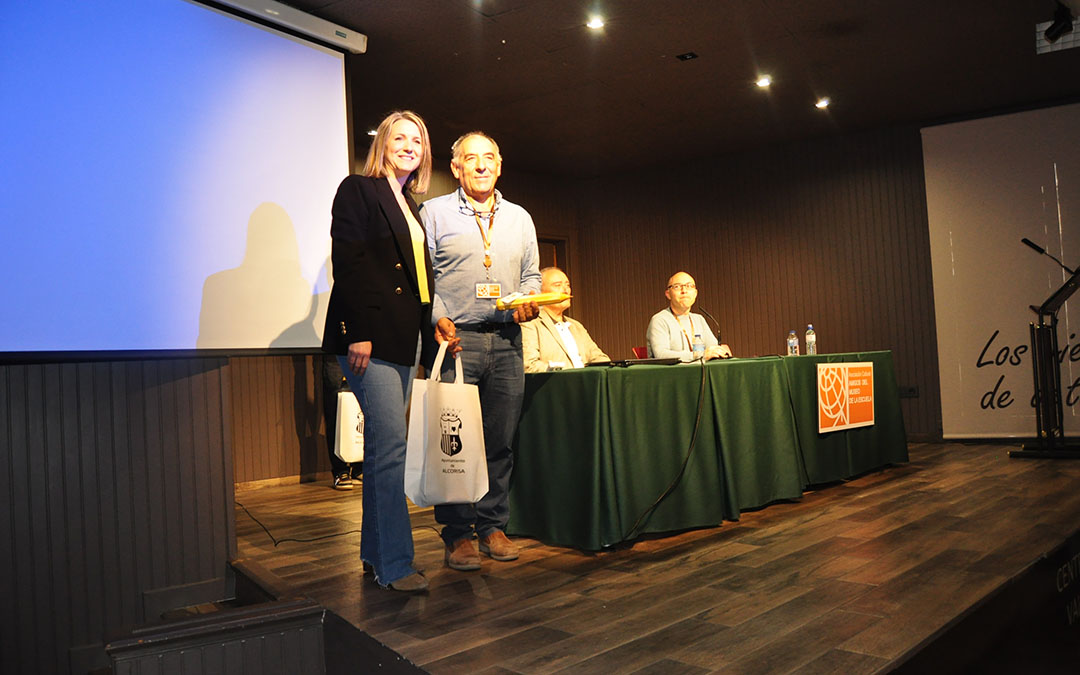 Manuel Cirugeda, es escultor bajoaragonés miembro de AAME y autor del trofeo conmemorativo en madera./ J.L.