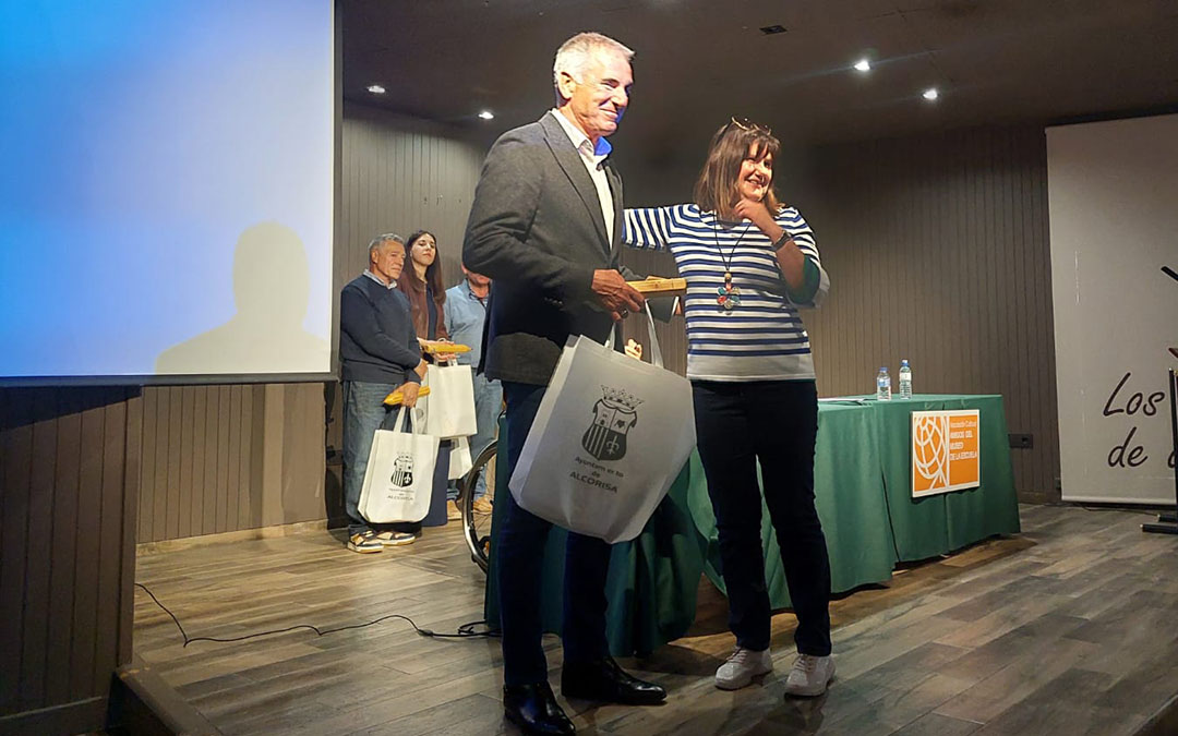 Raimundo Cubeles, presidente de Grupo La COMARCA, recogiendo el premio./ J.L.
