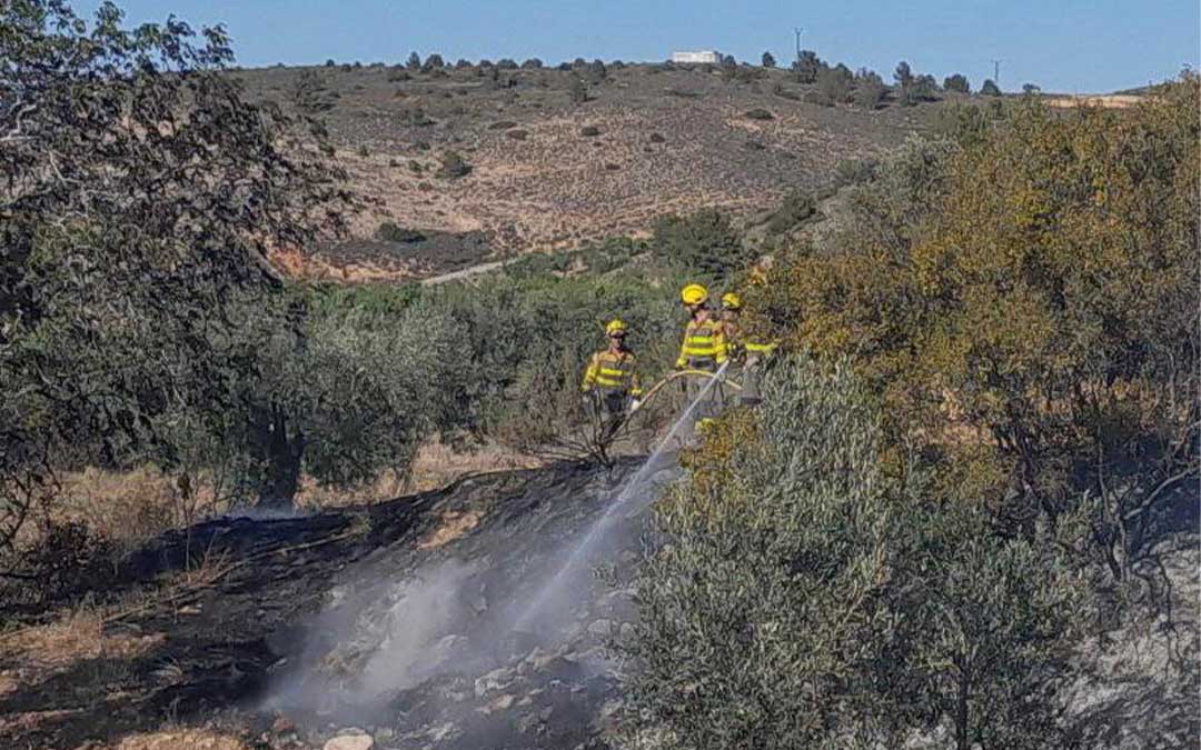 Efectivos del operativo INFOAR han extinguido una quema descontrolada en Alcorisa este jueves./ Brigada helitransportada de Alcorisa-INFOAR