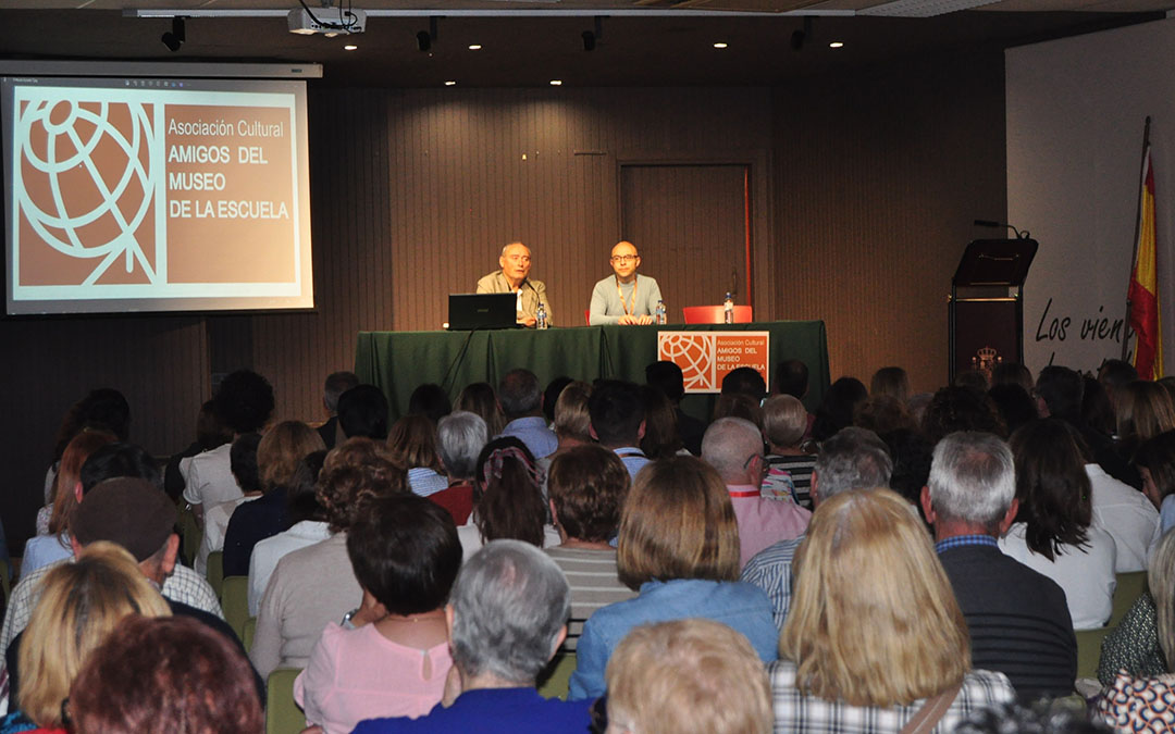 El director y promotor de la Asociación ha explicado la historia del Museo de la Escuela./ J.L.