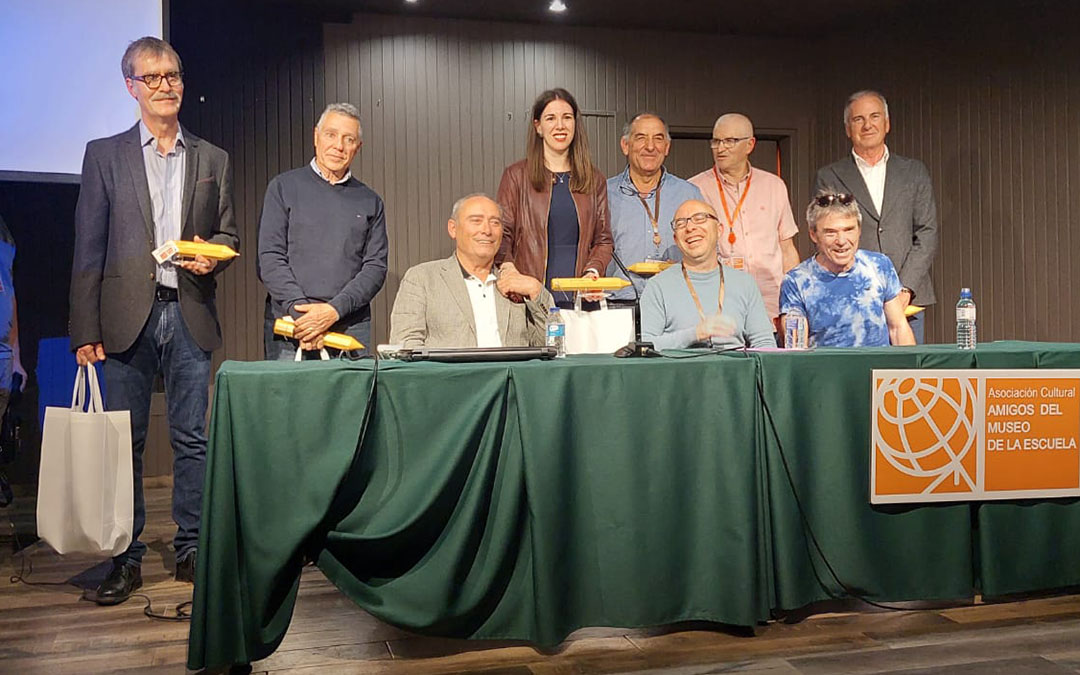 Foto de familia de los premiados del I Reconocimiento del Museo de la Escuela Rural de Teruel de Alcorisa./ J.L.