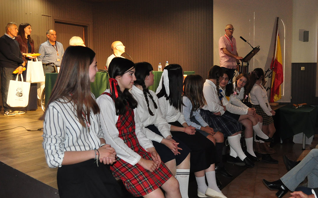 Sabino del Río, junto con las participantes en la representación teatral./ J.L.