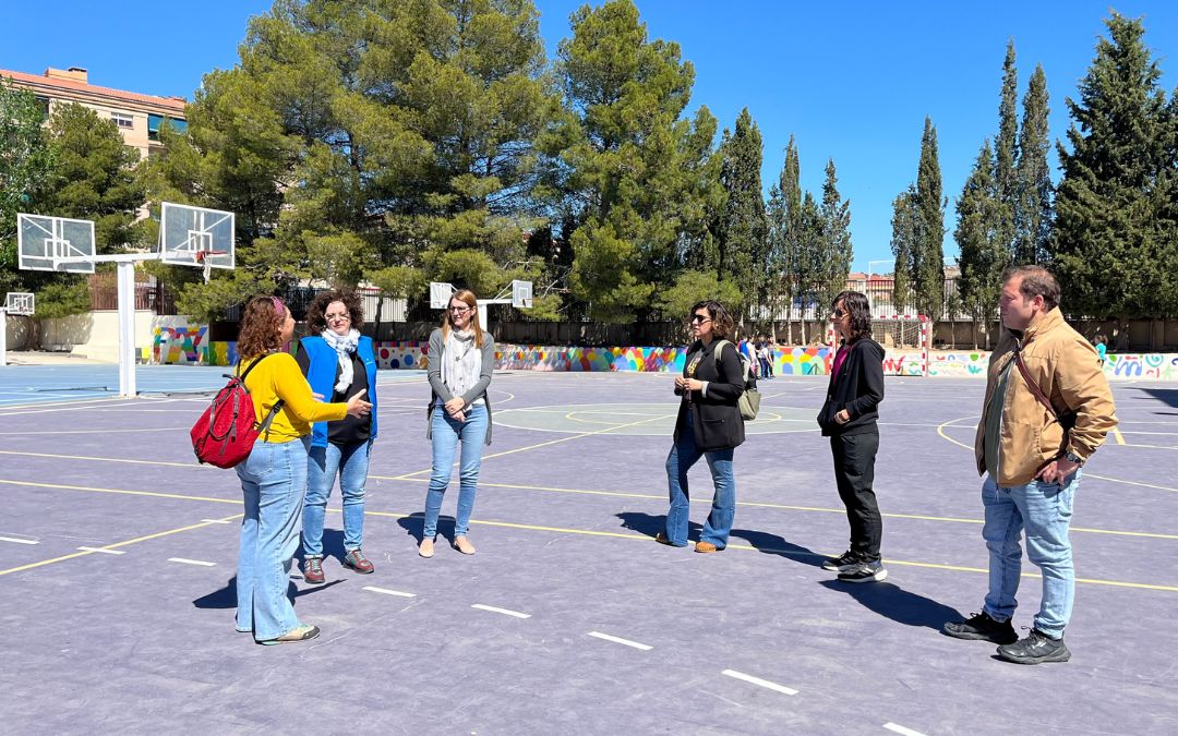 Rueda de prensa en la que se comunicó la apertura por las tardes del patio del colegio Concepción Gimeno Gil de Alcañiz este miércoles./ C.O.