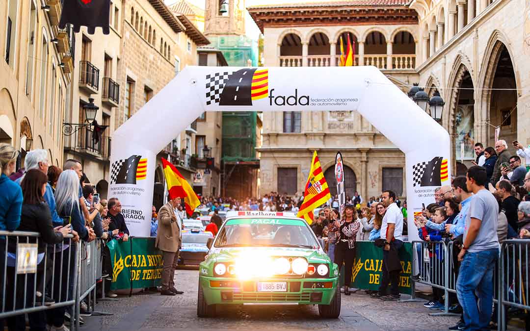 Arranque simbólico del Rally ante el público en la plaza de España de Alcañiz el viernes./Circuito Guadalope